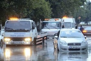 İstanbul'da yol &ccedil;&ouml;kt&uuml;: 10 ara&ccedil; hasar g&ouml;rd&uuml;