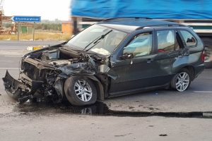Otomobille kamyonet &ccedil;arpıştı: 6 yaralı