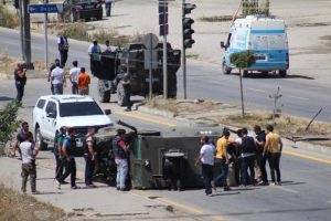 Zırhlı ara&ccedil;lar kaza yaptı: 3 asker, 3 polis yaralı