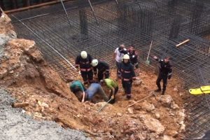 İstanbul'da toprak altında kalan iş&ccedil;i hayatını kaybetti