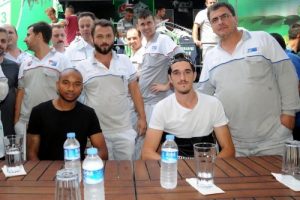 Bursasporlu futbolcular Josua ve Kubilay, imza dağıttı