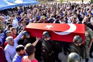 Şehit Uzman &Ccedil;avuş Uğur Kartal'a g&ouml;z&uuml;yaşlı veda