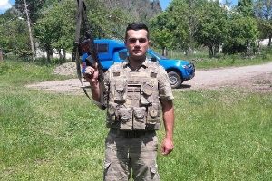 Kılı&ccedil;daroğlu'nun konvoyuna saldırıda şehit olan erin baba evine ateş d&uuml;şt&uuml;