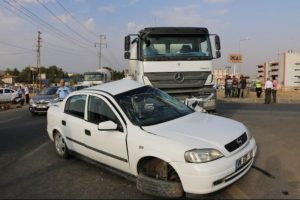 Adıyaman'da beton mikseri otomobile &ccedil;arptı: 3 yaralı