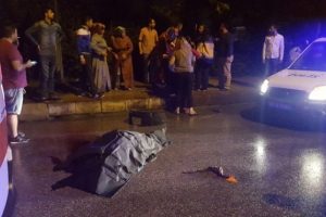 &Ouml;nce minib&uuml;s &ccedil;arptı, sonra otomobil &uuml;st&uuml;nden ge&ccedil;ti