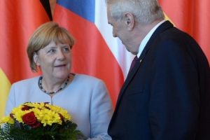 Merkel'den İncirlik'teki Alman askerleri ile ilgili a&ccedil;ıklama