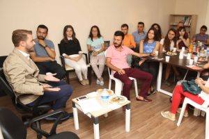 Bursa Nil&uuml;fer'de gen&ccedil;ler yerel y&ouml;neticilerle buluşuyor