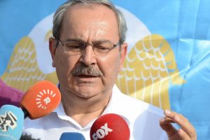 "Ellerini arkalarına koyup, &ccedil;ekip gittiler"
