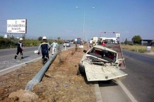 Manisa'da otomobil aydınlatma direğine &ccedil;arptı: 4 yaralı