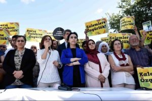 Milletvekilleri, yazar Aslı Erdoğan i&ccedil;in &Ouml;zg&uuml;rl&uuml;k N&ouml;beti'nde