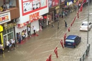 Zonguldak'ta yollar sular altında kaldı