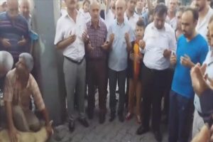 FET&Ouml;'den serbest kalan belediye başkanı kurban kesti