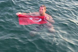 Rekortmen y&uuml;z&uuml;c&uuml; demokrasi i&ccedil;in kula&ccedil; attı