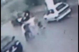 Babasıyla kavga eden komşusunu &ouml;ld&uuml;rd&uuml;