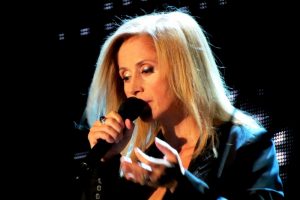 &Ccedil;eşme'de Lara Fabian r&uuml;zgarı esti
