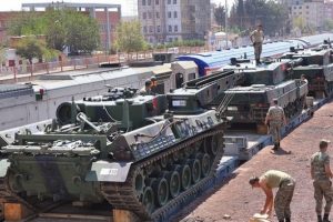 Fotoğraflar bug&uuml;n &ccedil;ekildi, tren istasyonunda sıralandılar!