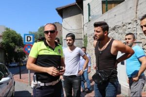 Motosiklet yayaya &ccedil;arpıp, kamyonetle &ccedil;arpıştı: 2 yaralı