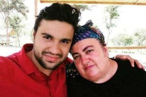 Yaralı polis oğlunun yanına giderken kazada &ouml;len anne toprağa verildi