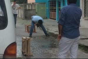 Babasını balkondan attı, ardından da bı&ccedil;aklayarak &ouml;ld&uuml;rd&uuml;