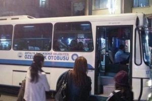 Halk otob&uuml;s&uuml;nde 'i&ccedil;ki parası' topladılar