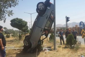 Kaza yapan ara&ccedil; ilgin&ccedil; g&ouml;r&uuml;nt&uuml; oluşturdu