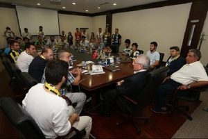 Fenerbah&ccedil;e Başkanı Yıldırım'a anlamlı ziyaret