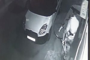 Bursa'da bisiklet hırsızı g&uuml;venlik kamerasına yakalandı