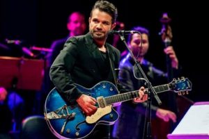Kenan Doğulu boş koltuklara şarkı s&ouml;yledi