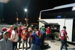 Yolda kalan futbolcuların imdadına taraftar yetişti