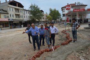 Bursa İznik'te yol ve kaldırım &ccedil;alışmaları devam ediyor