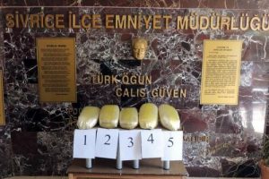 Yolcu treninde 15 kilo esrar ele ge&ccedil;ti