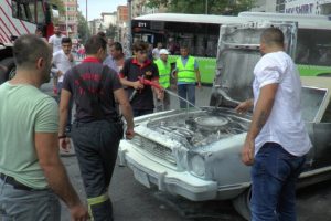 Klasik otomobil alevlere teslim oldu