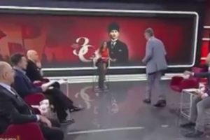 Emekli T&uuml;mamiral Semih &Ccedil;etin canlı yayını terk etti