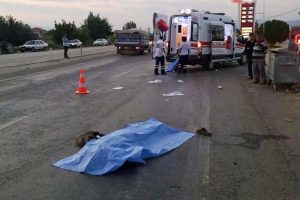 İş&ccedil;i servisi trakt&ouml;rle &ccedil;arpıştı: 1 &ouml;l&uuml;, 26 yaralı