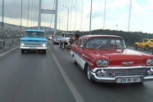 Klasik otomobillerle "Zafer ve Demokrasi" konvoyu