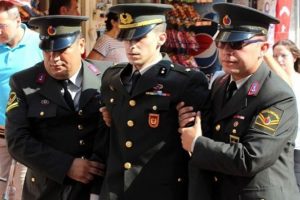 Teğmenin zor anları: K&uuml;rs&uuml;de fenalaştı