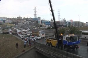 İstanbul'da yağış kaza getirdi: 1 &ouml;l&uuml;