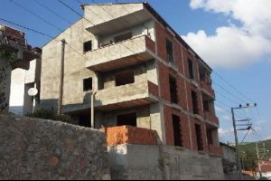 Elektrik akımına kapılan baba &ouml;ld&uuml;, oğlu ağır yaralandı