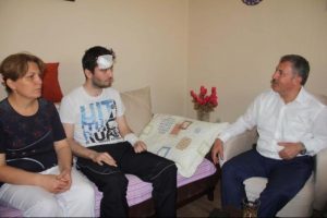 Cizre'de yaralanan polis memuruna moral ziyareti