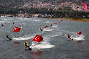 Deniz kırmızı beyaza b&uuml;r&uuml;nd&uuml;