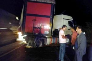 Kamyon ile TIR'ın arasında can verdi