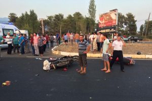 Motosikletler &ccedil;arpıştı: 2 &ouml;l&uuml;