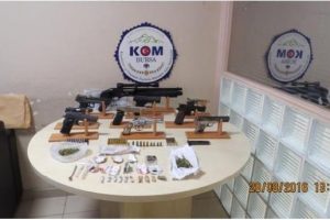Bursa'da ka&ccedil;an otomobilden silahlar ve uyuşturucu &ccedil;ıktı
