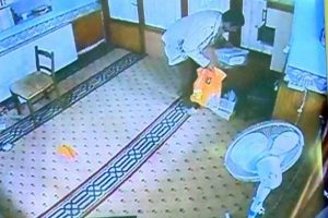 &Ccedil;alacak bir şey bulamadı, boş yardım kutusunu aldı