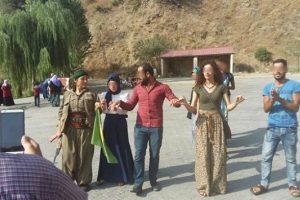 Yol kesen PKK'lılarla halay &ccedil;ekti, g&ouml;zaltına alındı