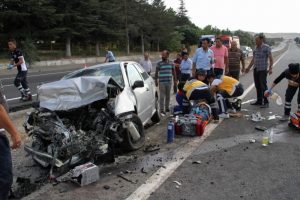 Otomobil tankere arkadan &ccedil;arptı: 1 &ouml;l&uuml;, 4 yaralı