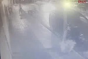 Bursa'da telefon bayisindeki hırsızlık g&uuml;venlik kamerasına yansıdı