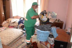 Bursa'da 3 kardeşin evinden 3 kamyon &ccedil;&ouml;p &ccedil;ıktı