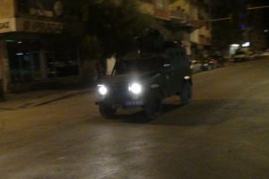 Askeri aracın ge&ccedil;işi sırasında patlama: 2 asker yaralı