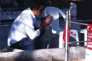 İmirzalıoğlu, Şehit &Ouml;mer Halisdemirin kabrini ziyaret etti